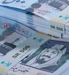 الجمعية الخيرية بمركز قيا توزع كسوة العيد لمستفيديها